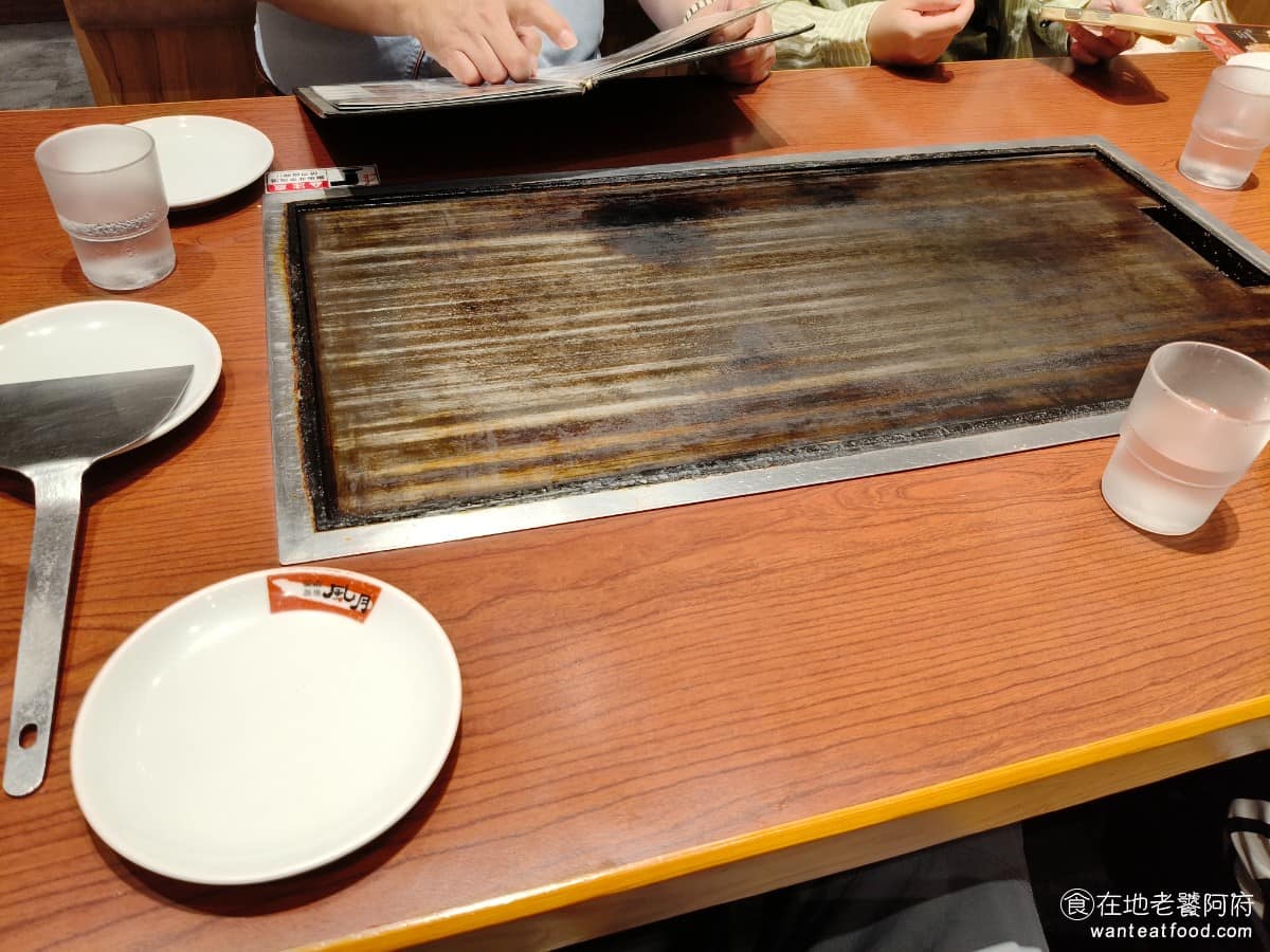 鶴橋風月南港 LaLaPort LaLaPort菜單 LaLaPort推薦 南港區美食 南港美食 桌上有一個巨大的鐵板，店員會直接在我們面前製作大阪燒，算是非常特別的體驗。 @在地老饕阿府