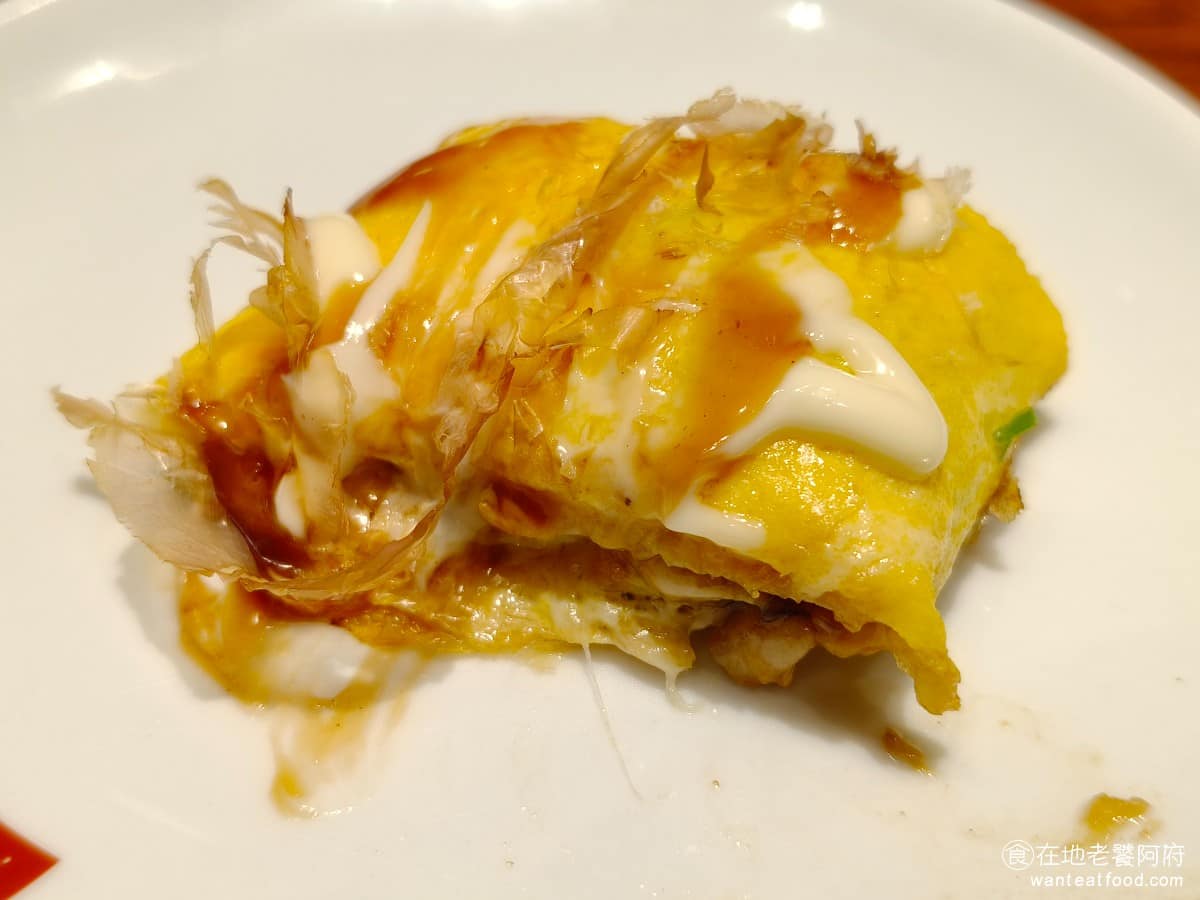 鶴橋風月南港 LaLaPort LaLaPort菜單 LaLaPort推薦 南港區美食 南港美食 蛋皮吃起來口感軟嫩，店員會詢問是需要加上柴魚片，整體吃起來像是歐姆蛋捲，搭配醬汁，吃起來非常夠味，算是推薦的餐點。但要注意不要放太久，因為放在持續加熱的煎盤上，底部會燒焦。 @在地老饕阿府