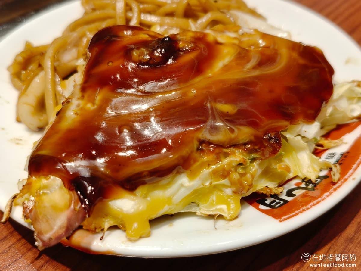 鶴橋風月南港 LaLaPort LaLaPort菜單 LaLaPort推薦 南港區美食 南港美食 我們點的是豬肉燒，裡面放了不少五花肉，豬肉份量給得算實在，但豬肉切片偏厚，煎出來口感偏硬，和鬆軟的麵糊搭起來，有點不協調，這點稍微可惜。醬汁帶點酸味、鹹中帶甜，蠻鹹的，偏重口味，日本道地的大阪燒醬汁，就是這麼鹹沒錯，若不喜歡太鹹的人，可以刮掉一點再吃。 @在地老饕阿府