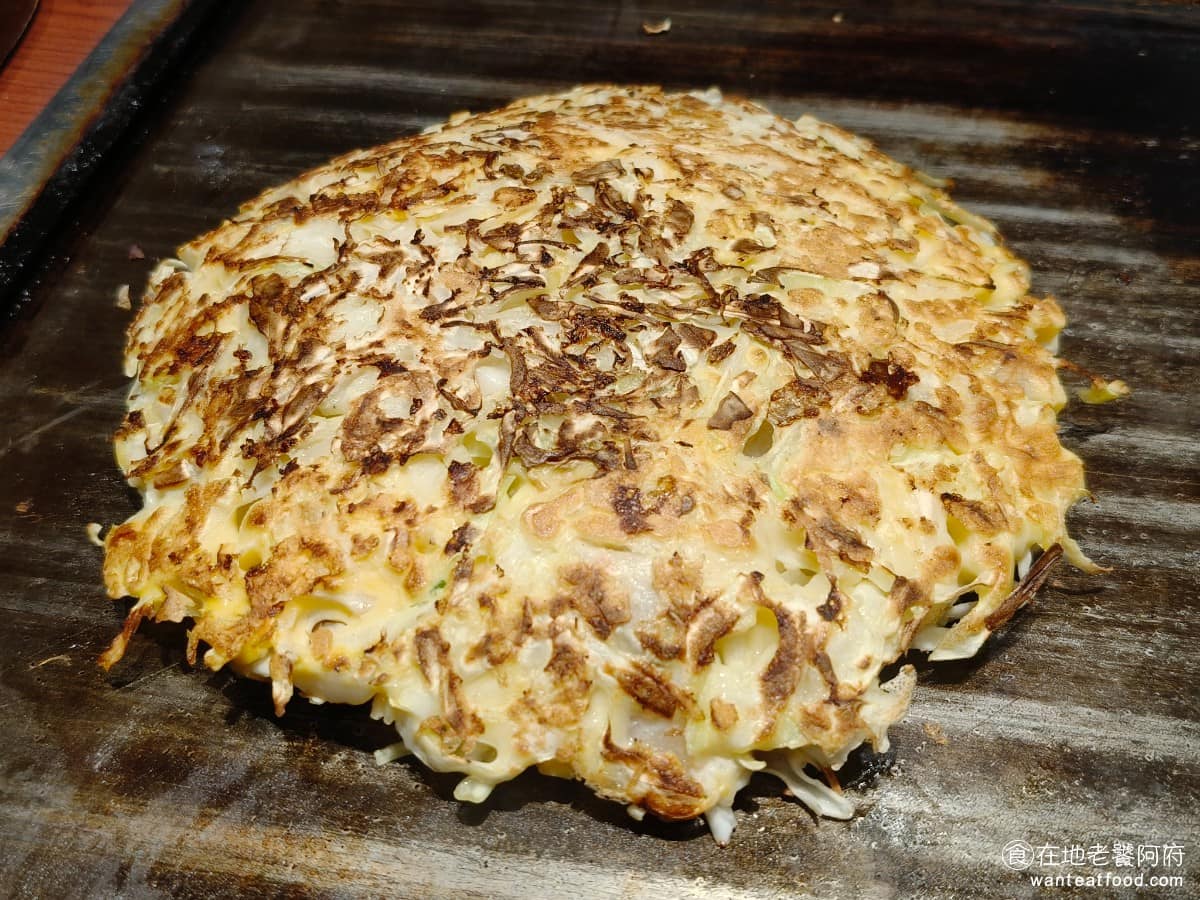 鶴橋風月南港 LaLaPort LaLaPort菜單 LaLaPort推薦 南港區美食 南港美食 當大阪燒其中一面完成後，店員會過來幫忙翻面，完成後會在上面塗上醬油和美乃滋。 @在地老饕阿府