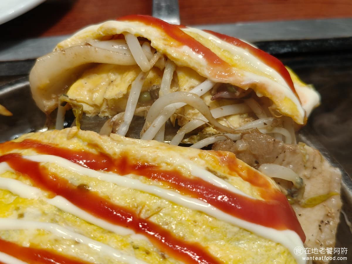 鶴橋風月南港 LaLaPort LaLaPort菜單 LaLaPort推薦 南港區美食 南港美食 裡面還放了一些豬肉片，吃起來相較於大阪燒，會覺得放了豆芽菜比較沒那麼好吃，建議還是先點大阪燒或是豚平燒。 @在地老饕阿府