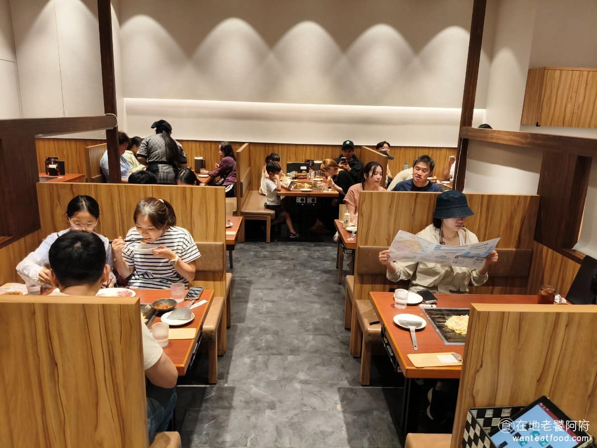 鶴橋風月南港 LaLaPort LaLaPort菜單 LaLaPort推薦 南港區美食 南港美食 座位翻桌速度還算快，因為大阪燒料理速度快，吃得也快，而且店內座位多，所以就算有排隊，也不會等太久。 @在地老饕阿府