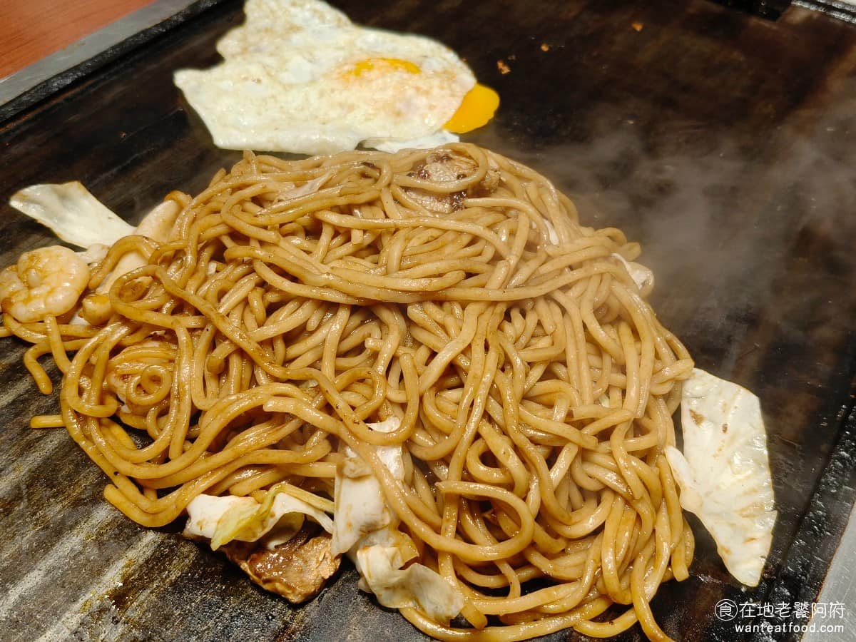 鶴橋風月南港 LaLaPort LaLaPort菜單 LaLaPort推薦 南港區美食 南港美食 什錦綜合炒麵 炒麵在廚房製作完成，再送上鐵板保溫，不是桌邊現炒，麵條使用極粗雞蛋麵，口感粗實有嚼勁，醬油味十足，整體味道不錯。份量方面比想像中多，適合三到四人一起分食，一兩人吃就會覺得太多。 @在地老饕阿府