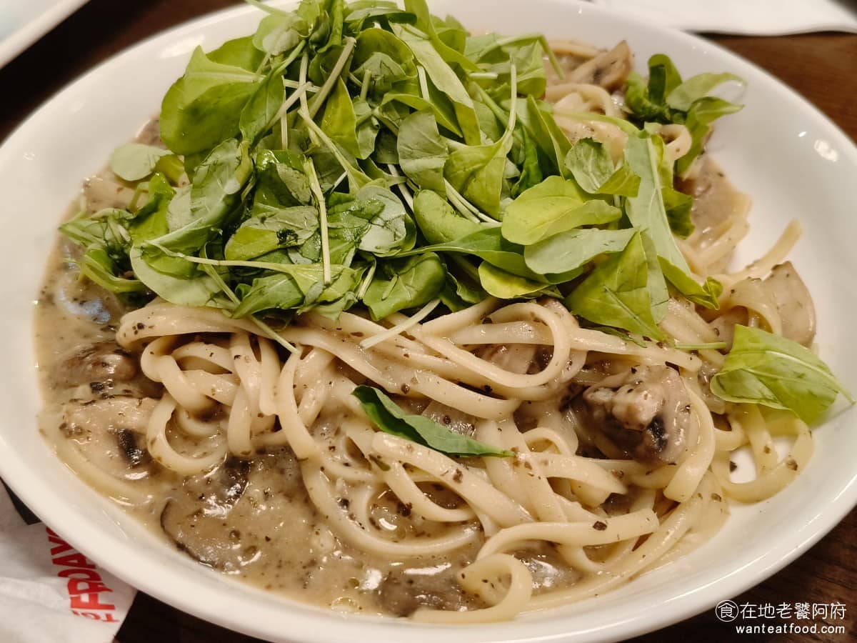 美式料理 FRIDAYS 星期五 美麗華 美麗華店 炭烤豬肋排 法士達 漢堡 雙醬 TGI 美式風格 松露蘑菇奶油麵 味道非常重口味，松露味很重，而且也偏鹹，是不難吃，但奶油味偏淡，所以會有種死鹹的感覺 @在地老饕阿府