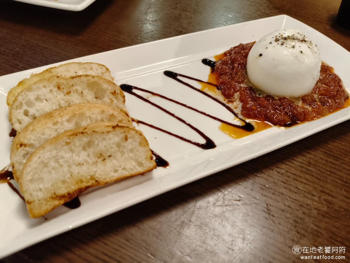 美式料理 FRIDAYS 星期五 美麗華 美麗華店 炭烤豬肋排 法士達 漢堡 雙醬 TGI 美式風格 烤蕃茄布拉塔 看起來像一顆球的東西，其實是起司，搭配底部的番茄肉醬，塗抹在烤過的麵包上，看似簡單但非常好吃 @在地老饕阿府