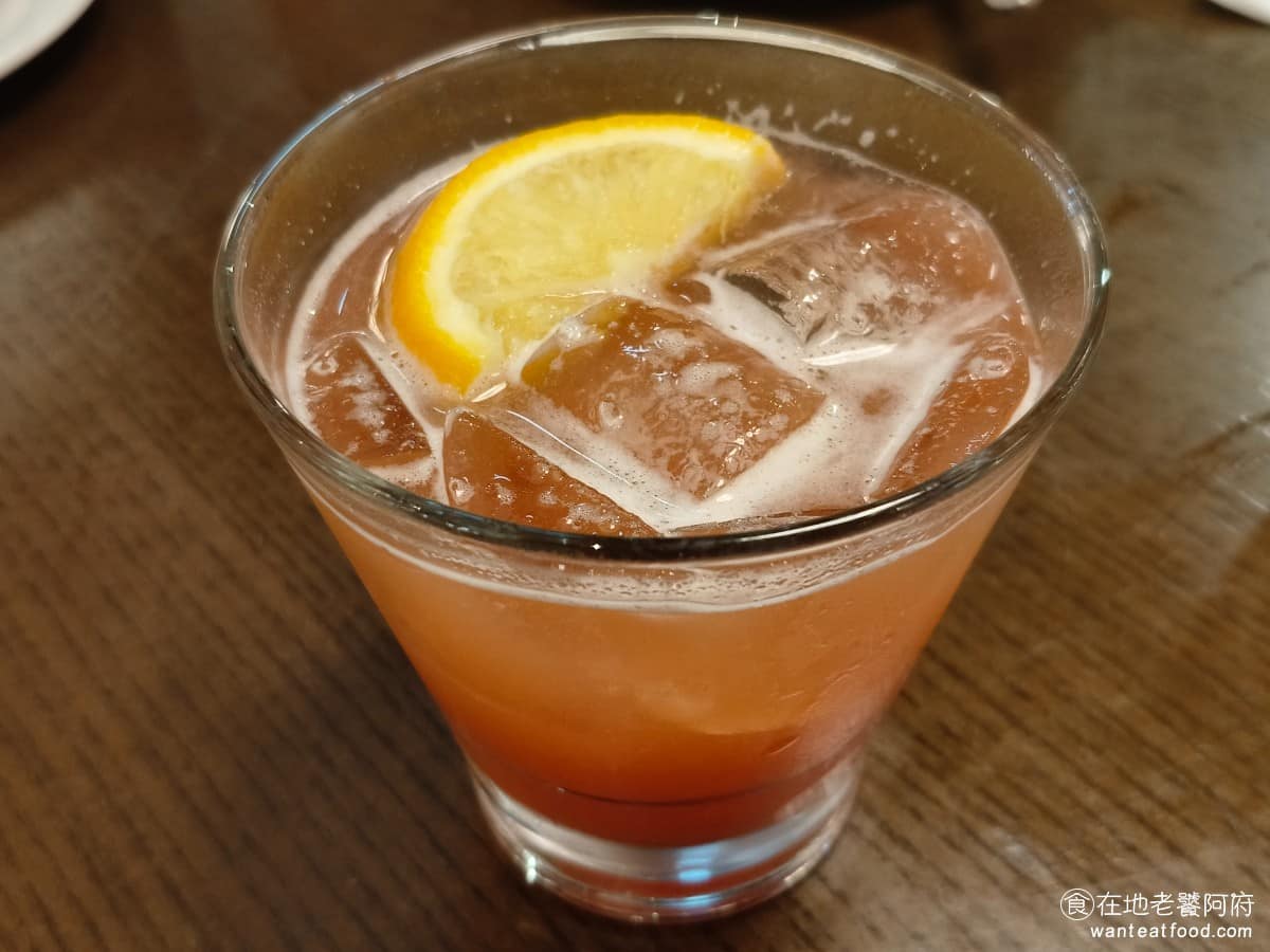 美式料理 FRIDAYS 星期五 美麗華 美麗華店 炭烤豬肋排 法士達 漢堡 雙醬 TGI 美式風格 田納西蜜桃汁 只要加入LINE好友，就能免費獲得一杯，喝起來口味偏酸，感覺像是柚子汁，沒什麼蜜桃味 @在地老饕阿府