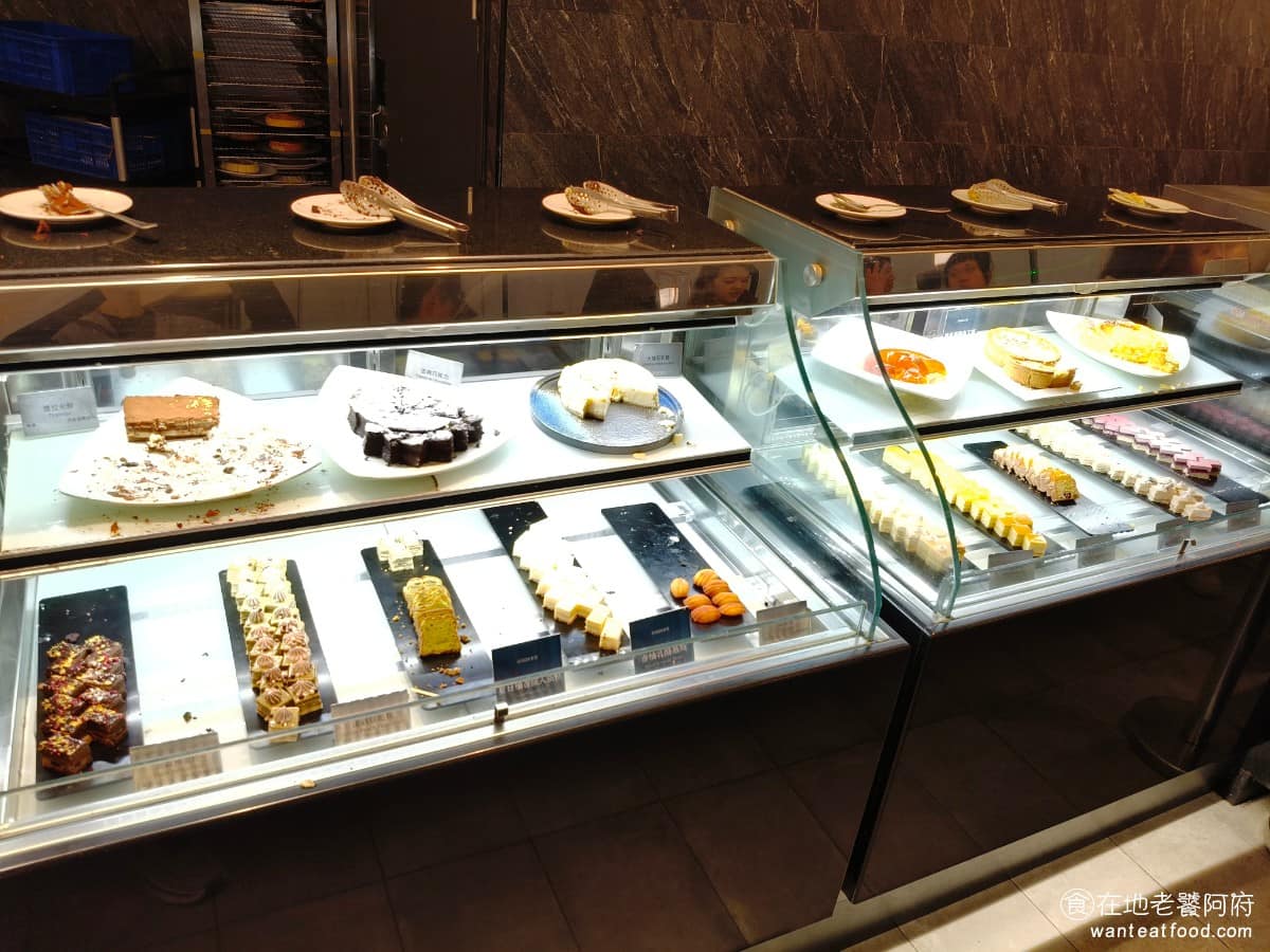漢來海港台北天母SOGO店 漢來海港台北天母SOGO店菜單 漢來海港台北天母SOGO店推薦 蛋糕區 有提拉米蘇、古典巧克力、大理石乳酪、黑森林蛋糕、鐵觀音白桃乳酪慕斯、冰心檸檬、百香果幕斯、香橙莓磅蛋糕、莓果達克瓦斯、覆盆子巴伐露。 @在地老饕阿府