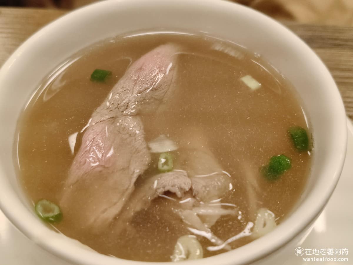漢來海港台北天母SOGO店 漢來海港台北天母SOGO店菜單 漢來海港台北天母SOGO店推薦 現沖溫體牛肉湯 因為漢來海港城是從南部開上來的，溫體牛肉湯是南部的一大特色，所以這個湯一直保存到現在，湯頭直接喝就非常有味道。溫體牛肉吃起來口感也非常軟不會硬。 @在地老饕阿府