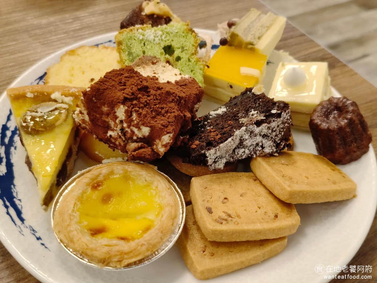 漢來海港台北天母SOGO店 漢來海港台北天母SOGO店菜單 漢來海港台北天母SOGO店推薦 甜點蛋糕 蛋糕的種類非常多，吃起來的味道都非常有水準，只不過個人覺得，因為種類太多，所以很多蛋糕放在架子上的時間會比較長，所以吃起來，口感比較乾，缺少現烤的蛋糕香氣。 @在地老饕阿府