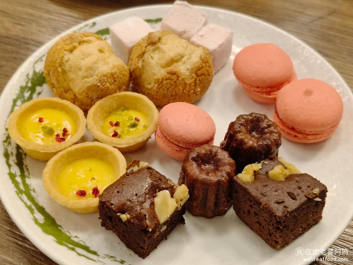 漢來海港台北天母SOGO店 漢來海港台北天母SOGO店菜單 漢來海港台北天母SOGO店推薦 品項非常豐富，慕斯、提拉米蘇、起司蛋糕、泡芙、水果塔都有，精緻度雖不及外面甜點專賣店，但以吃到飽餐廳來說，甜點表現算不錯的。 @在地老饕阿府