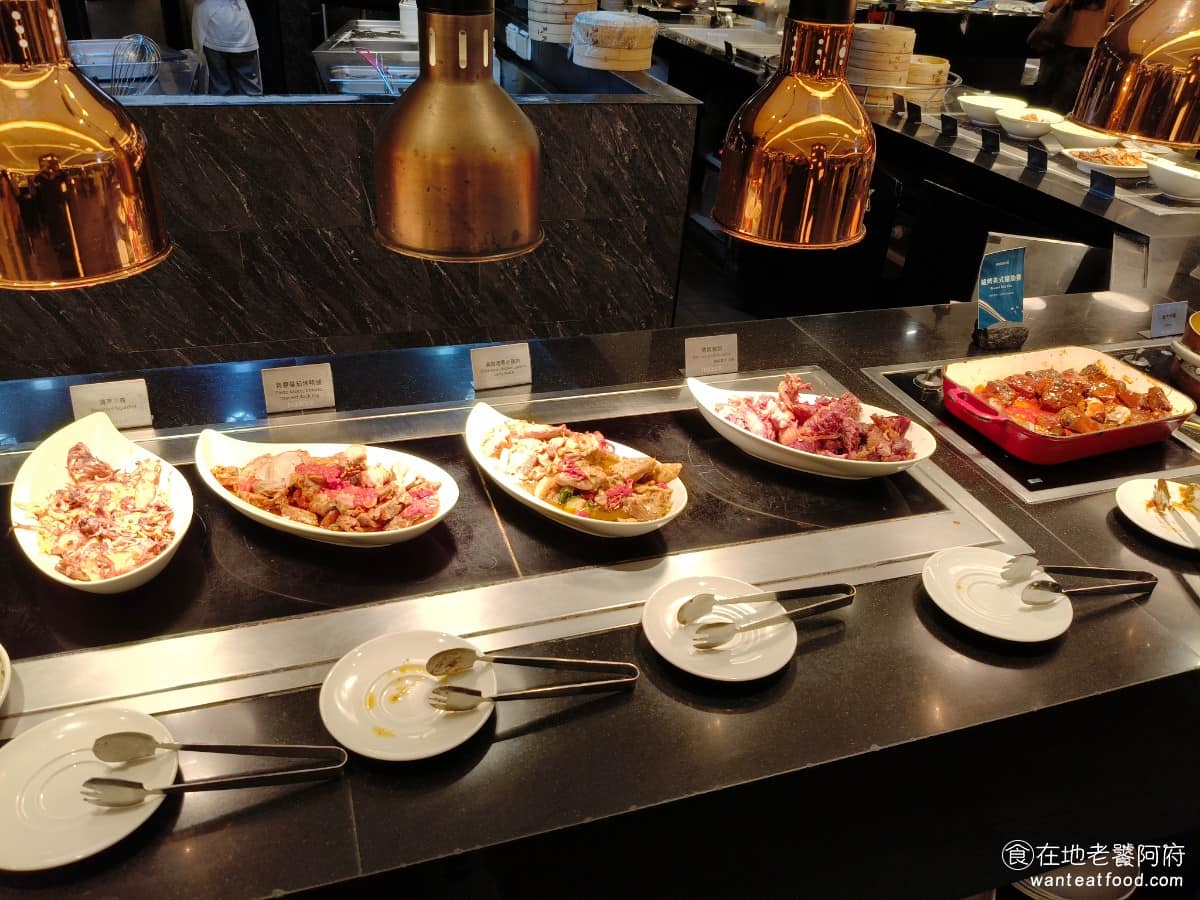 漢來海港台北天母SOGO店 漢來海港台北天母SOGO店菜單 漢來海港台北天母SOGO店推薦 熟食區 有清蒸小卷、青醬番茄、烤鴨腿、黃咖哩栗子雞肉、德國豬腳和爐烤美式豬肋排。 @在地老饕阿府