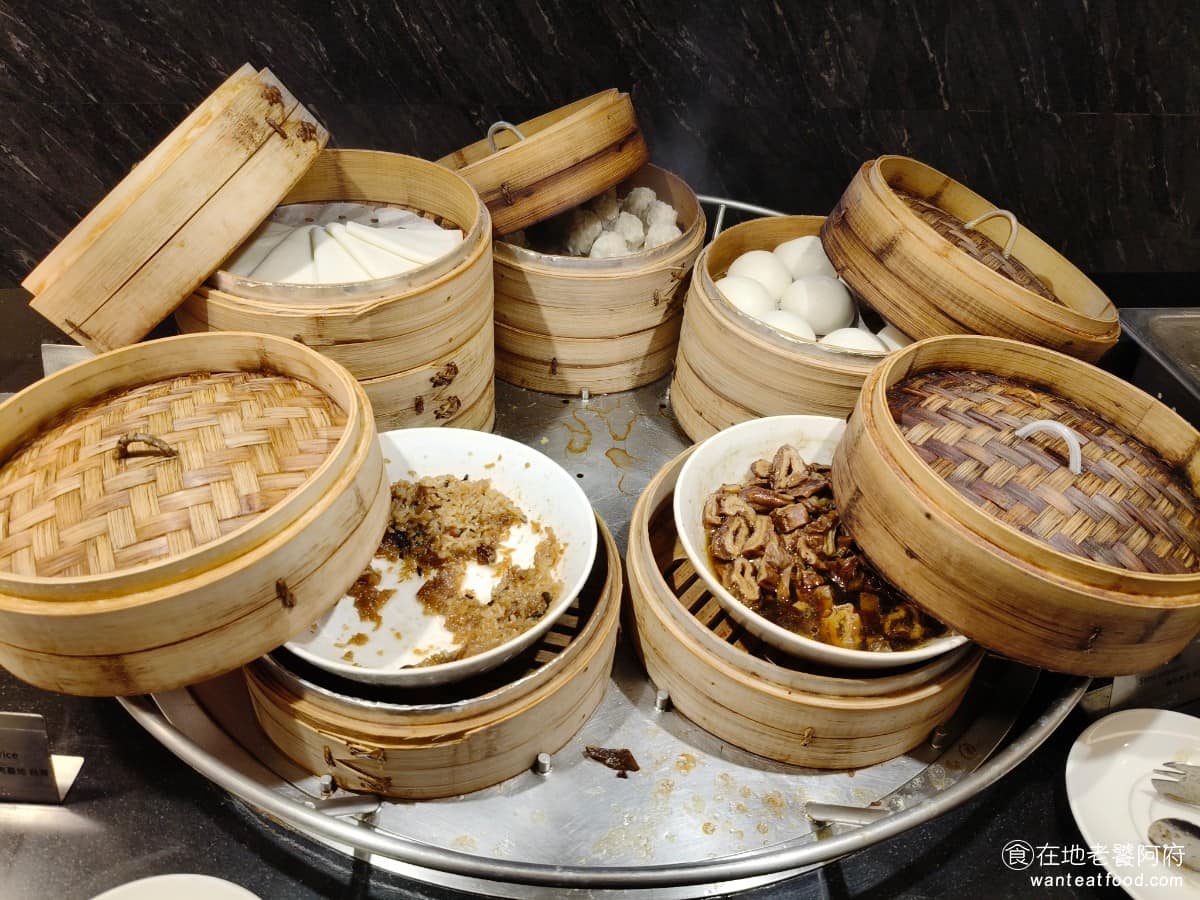 漢來海港台北天母SOGO店 漢來海港台北天母SOGO店菜單 漢來海港台北天母SOGO店推薦 蒸籠區 有油飯、奶黃包、大腸，還有包蜜汁火腿的餅皮。 @在地老饕阿府