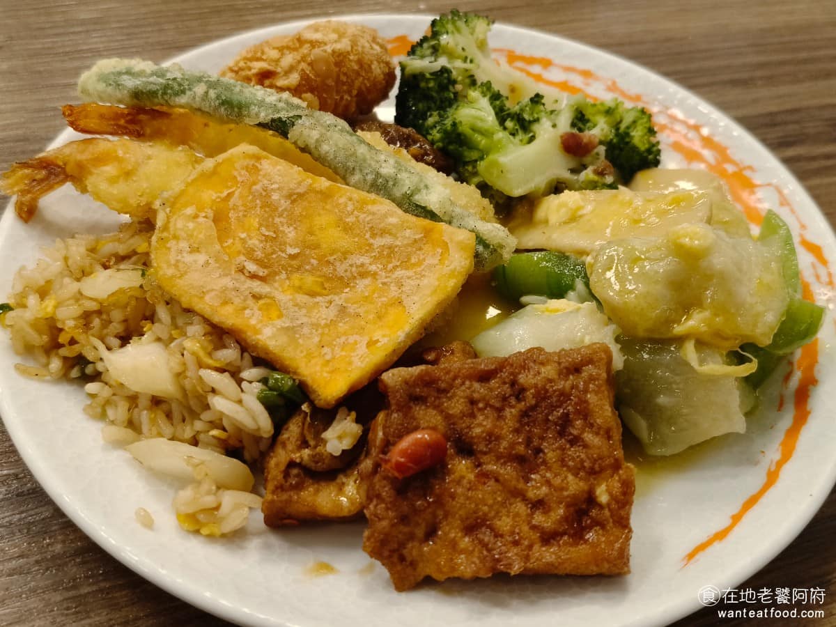 漢來海港台北天母SOGO店 漢來海港台北天母SOGO店菜單 漢來海港台北天母SOGO店推薦 菜色多元包含各式肉類、海鮮、主食、湯品和烤物，但會感覺熱食區的種類，相對同價位餐廳，感覺較少 @在地老饕阿府