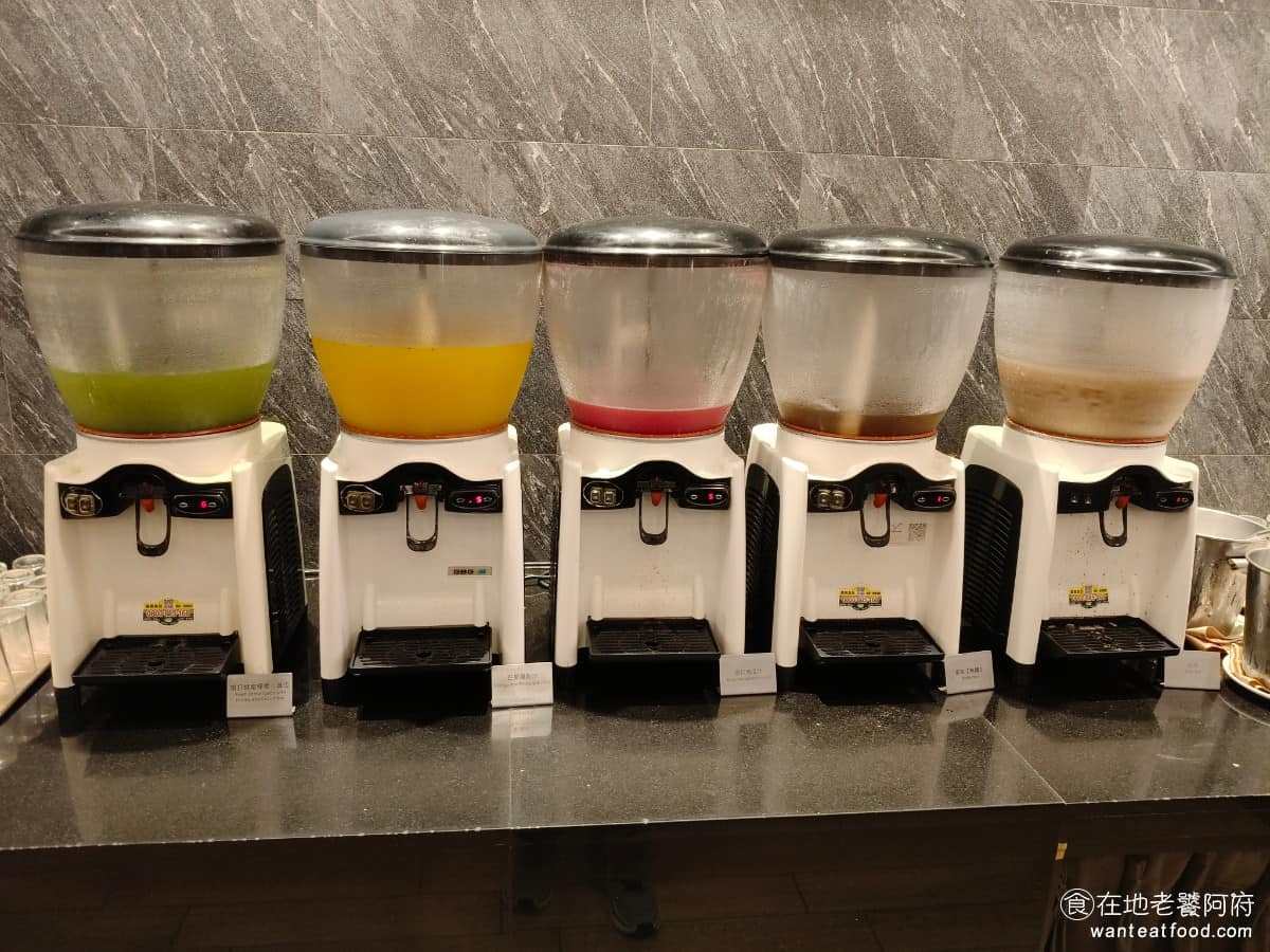 漢來海港台北天母SOGO店 漢來海港台北天母SOGO店菜單 漢來海港台北天母SOGO店推薦 果汁區 有現打蜂蜜檸檬小黃瓜、芒果鳳梨汁、現打西瓜汁、無糖麥茶和奶茶，旁邊還有冰拿鐵。 @在地老饕阿府