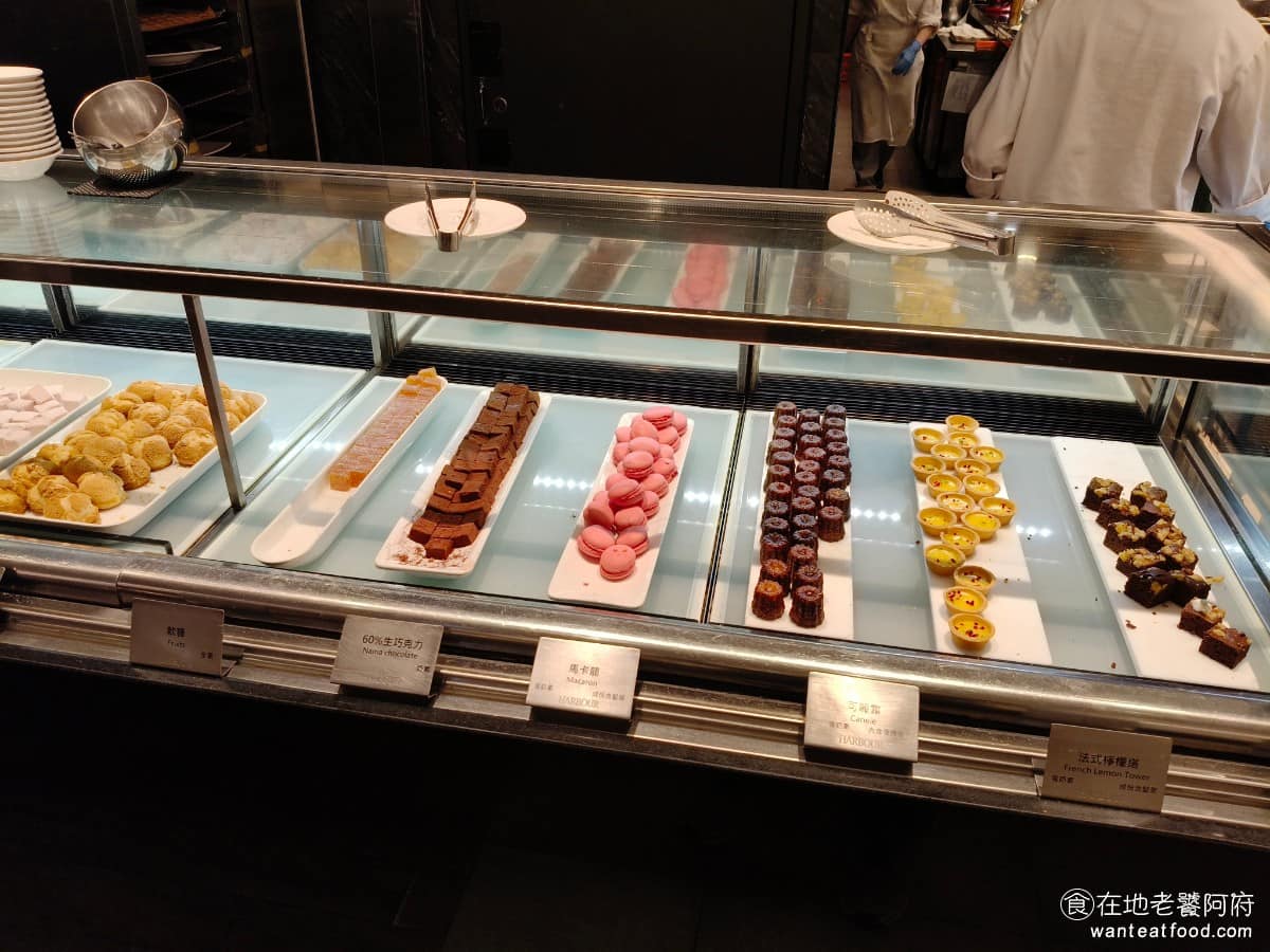 漢來海港台北天母SOGO店 漢來海港台北天母SOGO店菜單 漢來海港台北天母SOGO店推薦 蛋糕區 有布朗尼、法師檸檬塔、可麗露、馬卡龍、生巧克力軟糖、泡芙、水果棉花糖、青檸茶凍和龜苓膏。餐廳的甜點部門，由多次獲得國際烘焙比賽金牌的漢來大飯店主廚領軍，不定期邀請國際甜點主廚客座，在同價位的吃到飽中，算是品項較多。 @在地老饕阿府