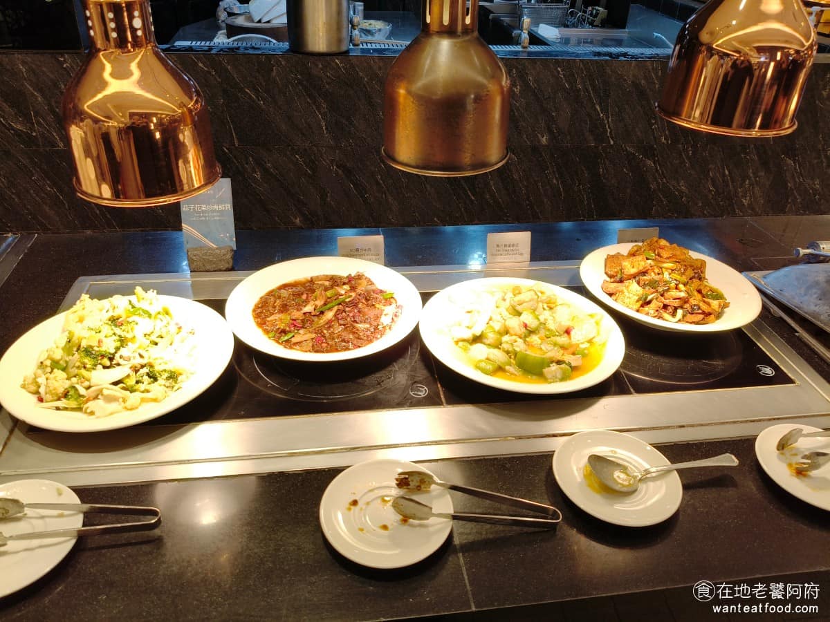 漢來海港台北天母SOGO店 漢來海港台北天母SOGO店菜單 漢來海港台北天母SOGO店推薦 熱炒區 有蒜子花菜炒海鮮貝、XO醬牛肉、絲瓜鮑魚、三杯蝦仁豆腐。 @在地老饕阿府