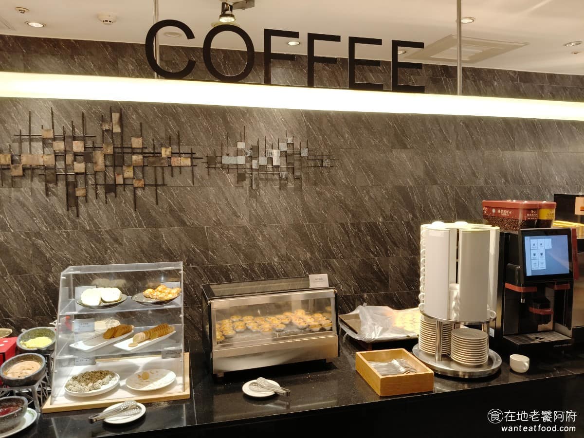 漢來海港台北天母SOGO店 漢來海港台北天母SOGO店菜單 漢來海港台北天母SOGO店推薦 咖啡區 有美式咖啡機，提供榛果黑可可、花香甜菊拿鐵、熱牛奶和蒙特婁美式，旁邊還有葡式蛋塔和各式餅乾，以及花生軟糖。 @在地老饕阿府