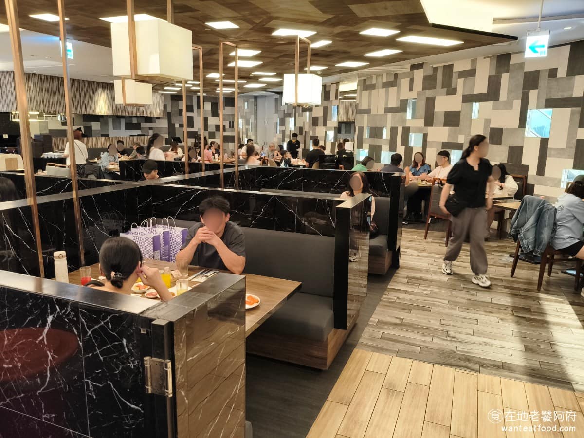 漢來海港台北天母SOGO店 漢來海港台北天母SOGO店菜單 漢來海港台北天母SOGO店推薦 用餐空間相當寬敞，座位區圍繞著各餐點區規劃，動線尚可店內有靠大片落地窗的座位，白天採光極佳，陽光灑落時，整個空間明亮通透，是店內最受歡迎的位置。 @在地老饕阿府
