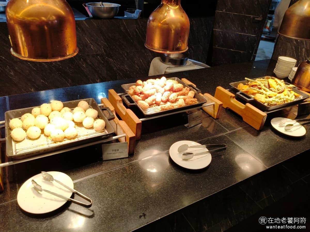 漢來海港台北天母SOGO店 漢來海港台北天母SOGO店菜單 漢來海港台北天母SOGO店推薦 炸物區 有炸蝦、天婦羅、芝麻球、杏仁蝦、和日式炸食蔬菜。 @在地老饕阿府