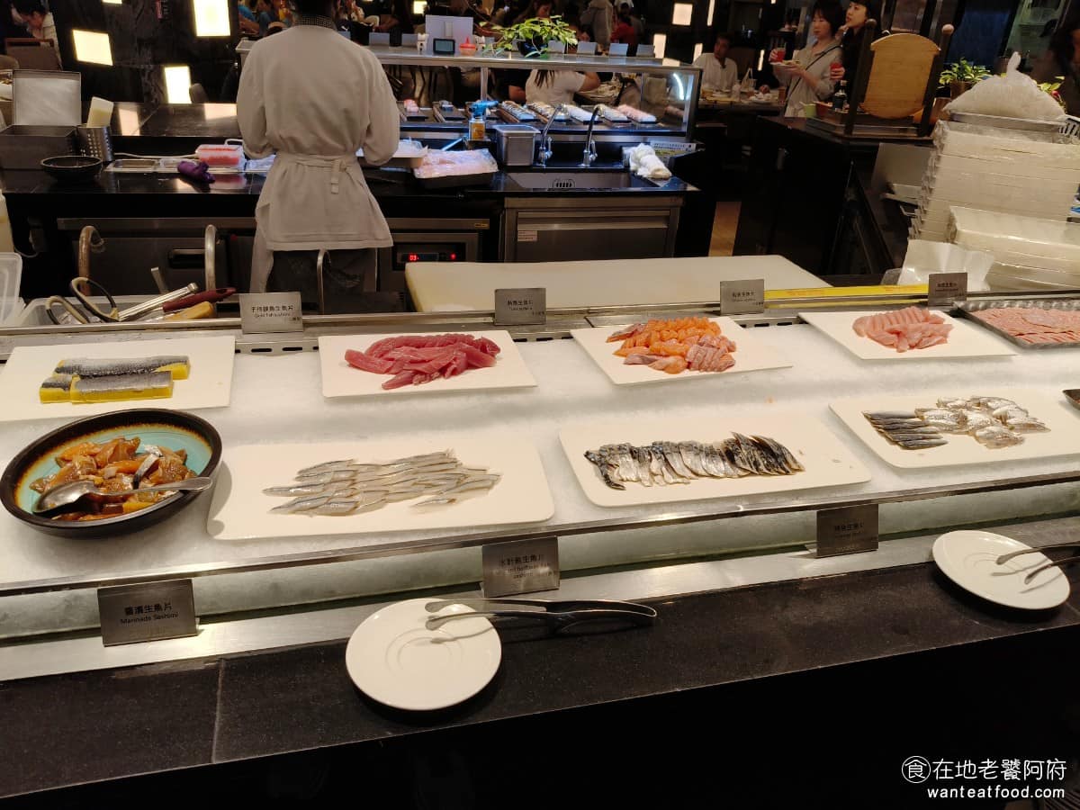 漢來海港台北天母SOGO店 漢來海港台北天母SOGO店菜單 漢來海港台北天母SOGO店推薦 生魚片區 有煙燻鮭魚沙拉、旗魚生魚片、鮭魚生魚片、鮪魚生魚片、鹼魚生魚片、水煮魚生魚片、竹莢魚、鯖魚。 @在地老饕阿府