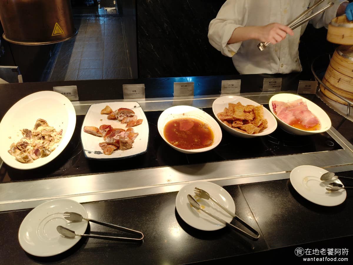 漢來海港台北天母SOGO店 漢來海港台北天母SOGO店菜單 漢來海港台北天母SOGO店推薦 香蔥嫩雞、烤鴨、滷牛腱、四方酥、蜜汁火腿、素方餅。 @在地老饕阿府