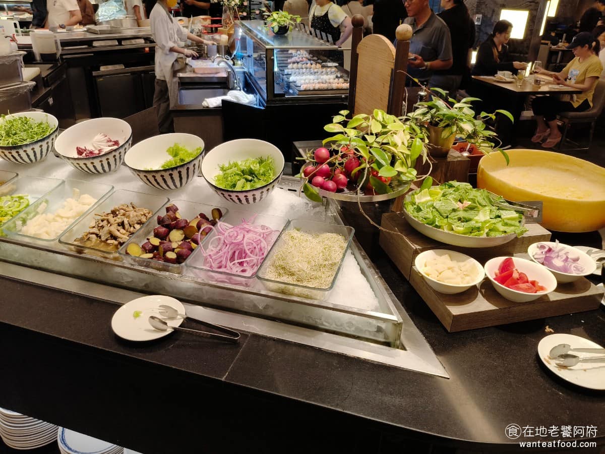 漢來海港台北天母SOGO店 漢來海港台北天母SOGO店菜單 漢來海港台北天母SOGO店推薦 生菜沙拉區 有苜蓿芽、生洋蔥、苦瓜、玉米、生菜、萵苣、番茄。 @在地老饕阿府