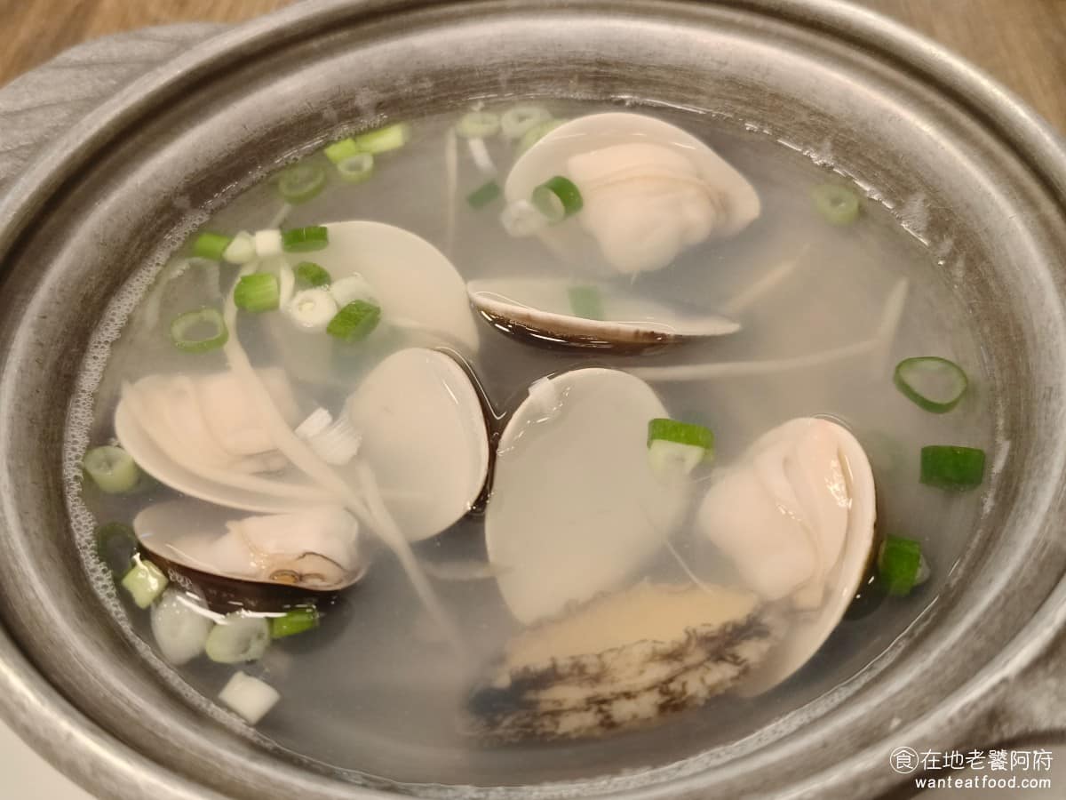 漢來海港台北天母SOGO店 漢來海港台北天母SOGO店菜單 漢來海港台北天母SOGO店推薦 鮑魚海鮮湯 裡面有滿滿的蛤蠣，和一塊小鮑魚，湯頭非常的清爽，鮑魚的口感也非常脆，很適合開飯前先來一碗湯暖暖胃。 @在地老饕阿府