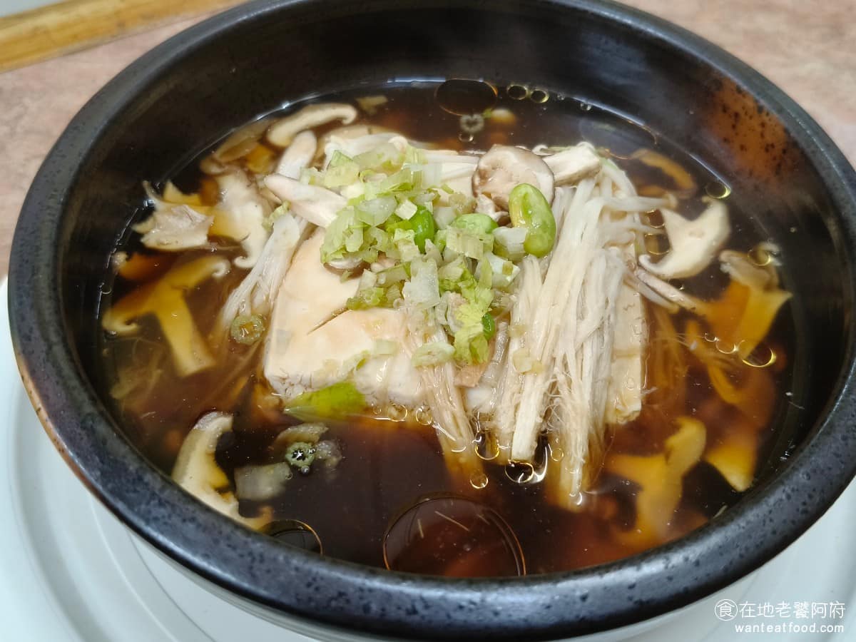 戴記臭豆腐專賣店 戴記臭豆腐專賣店菜單 戴記臭豆腐專賣店推薦 信義區美食 信義美食 清蒸臭豆腐 湯頭喝起來非常清爽,帶有淡淡的香菇和金針菇香氣,醬汁不會太鹹,整碗湯直接喝也沒問題,豆腐口感軟嫩,臭味同樣不重,吃起來偏向健康路線。 @在地老饕阿府