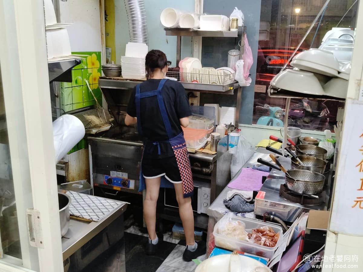 戴記臭豆腐專賣店 戴記臭豆腐專賣店菜單 戴記臭豆腐專賣店推薦 信義區美食 信義美食 戴記的老闆娘吳許碧瑛,父親是江蘇人,跟著國民政府來台灣時,把家鄉做臭豆腐的手藝也一起帶了過來。吳許碧瑛從小,就跟著父母,在市場賣自製臭豆腐,看著豆腐從黃豆,磨成豆漿、做成豆干,再放進臭滷水裡,發酵的整個過程。 @在地老饕阿府
