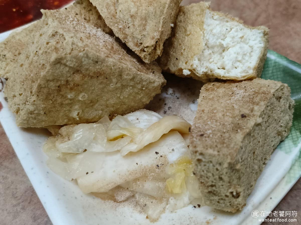戴記臭豆腐專賣店 戴記臭豆腐專賣店菜單 戴記臭豆腐專賣店推薦 信義區美食 信義美食 整體走的是「清香臭」路線,而不是又油,又重鹹的傳統做法。底部有放一些泡菜,口感脆,味道也不錯,只可惜給得太少了。 @在地老饕阿府