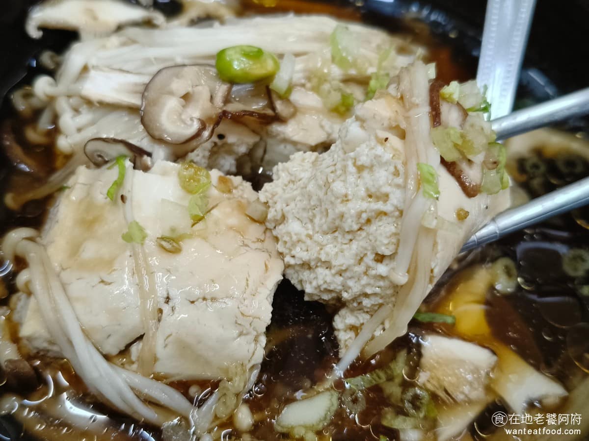 戴記臭豆腐專賣店 戴記臭豆腐專賣店菜單 戴記臭豆腐專賣店推薦 信義區美食 信義美食 豆腐切塊放入湯裡,吃起來比較像清蒸過的口感,而不是長時間燉煮入味的類型。湯頭微辣,不死鹹喝起來算順口。加點王子麵一起吃也不錯,但麵條煮的時間要掌握好。 @在地老饕阿府