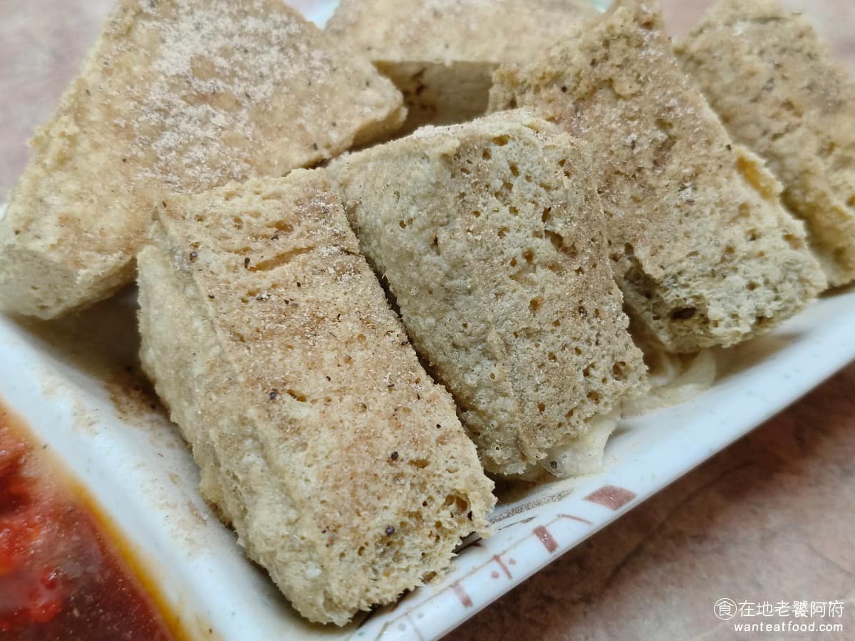 戴記臭豆腐專賣店 戴記臭豆腐專賣店菜單 戴記臭豆腐專賣店推薦 信義區美食 信義美食 要說臭味的話,這塊臭豆腐幾乎完全不臭,反而給人一种比較健康的感覺,旁邊搭配的是微辣醬汁,整體味道不錯。但如果你是衝著「臭味」來的,可能會覺得原味太健康、不夠味,必須要再升級。 @在地老饕阿府