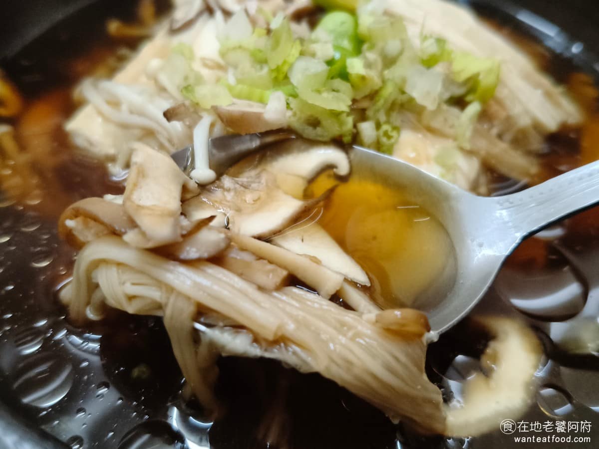 戴記臭豆腐專賣店 戴記臭豆腐專賣店菜單 戴記臭豆腐專賣店推薦 信義區美食 信義美食 豆腐吸收滷汁後,味道入味,配著香菇、金針菇吃,整體口感比較溫和。 @在地老饕阿府