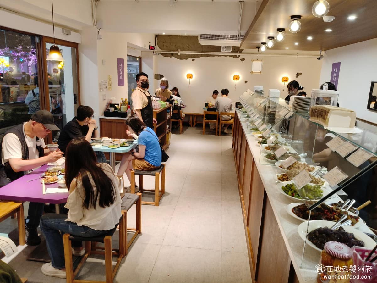 小品雅廚市府店 小品雅廚市府店菜單 小品雅廚市府店推薦 信義區美食 信義美食 市政府美食 中式料理 店內約 30 坪，40 個座位，空間不算寬裕。入口處先結帳、拿號碼牌，座位分布在左右兩側與中間，中間有一個開放式菜台，方便客人站著看菜、直接跟服務人員點。 @在地老饕阿府