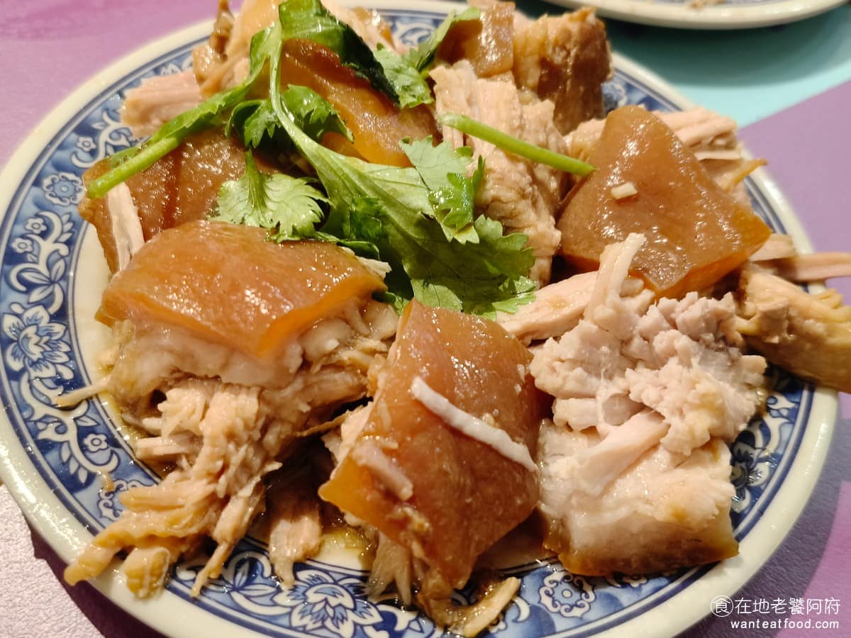 小品雅廚市府店 小品雅廚市府店菜單 小品雅廚市府店推薦 信義區美食 信義美食 市政府美食 中式料理 紅燒蹄膀 菜台上最貴的一道，但也是不少人回訪必點的原因，蹄膀燉到軟嫩，肥的部分不油膩，瘦肉也不柴，整體口感鬆軟，店家另附辣醬沾食，味道到位。 @在地老饕阿府
