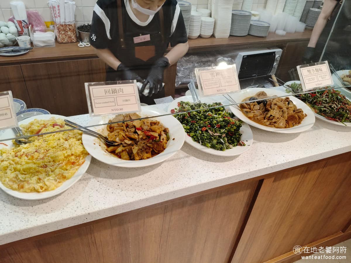 小品雅廚市府店 小品雅廚市府店菜單 小品雅廚市府店推薦 信義區美食 信義美食 市政府美食 中式料理 主食白粥 20 元、白飯 20 元，小菜從 25 元起，大多數在 70 至 85 元，最貴的紅燒蹄膀約 170 至 180 元。 @在地老饕阿府
