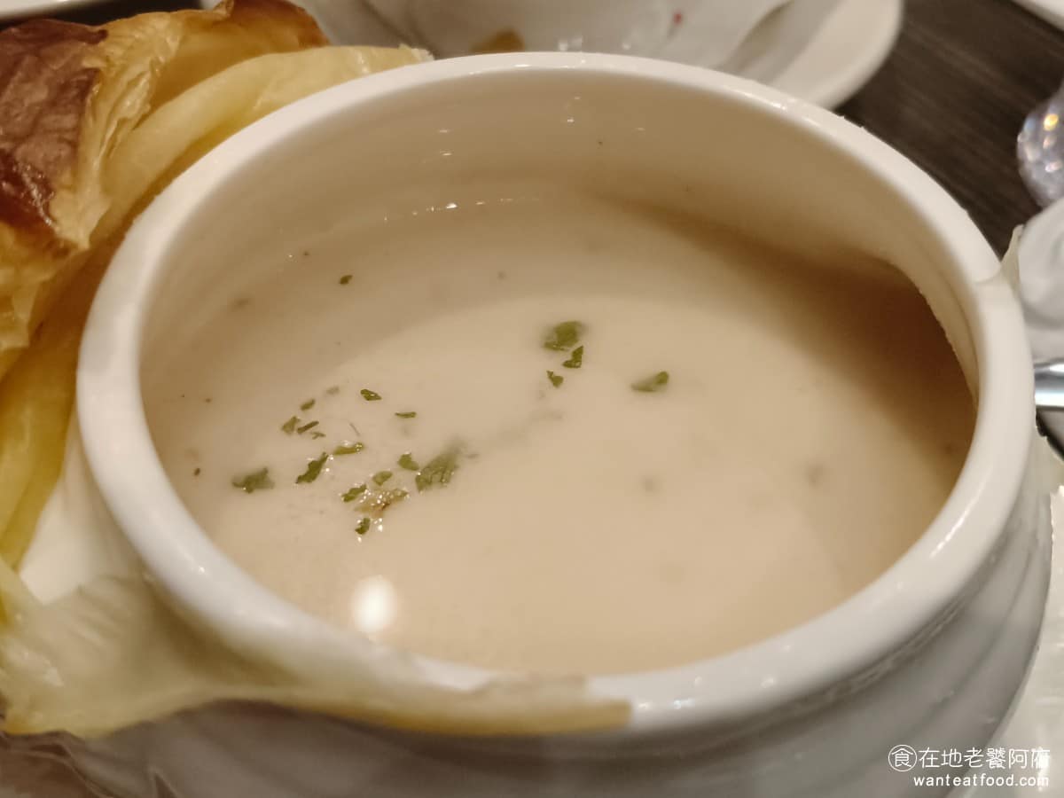 SWENSEN'S 双聖大安店 双聖大安店菜單 双聖大安店推薦 大安區美食 大安美食 大安站美食 上頭那層酥皮，烤得相當酥脆，和濃湯一起吃，口感很搭，不過單點要價約$200，以一碗湯來說，價格稍貴，建議搭套餐點比較划算。 @在地老饕阿府