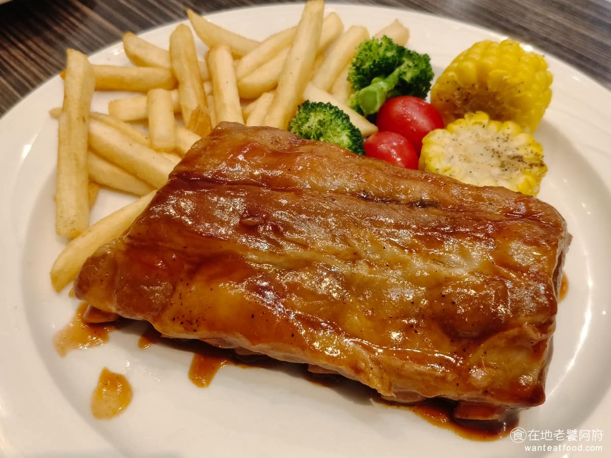 SWENSEN'S 双聖大安店 双聖大安店菜單 双聖大安店推薦 大安區美食 大安美食 大安站美食 碳烤豬肋排 豬肋排肉質偏硬，無法輕鬆從骨頭上撕下，味道上也不算入味，只有表面的醬料有味道。 @在地老饕阿府