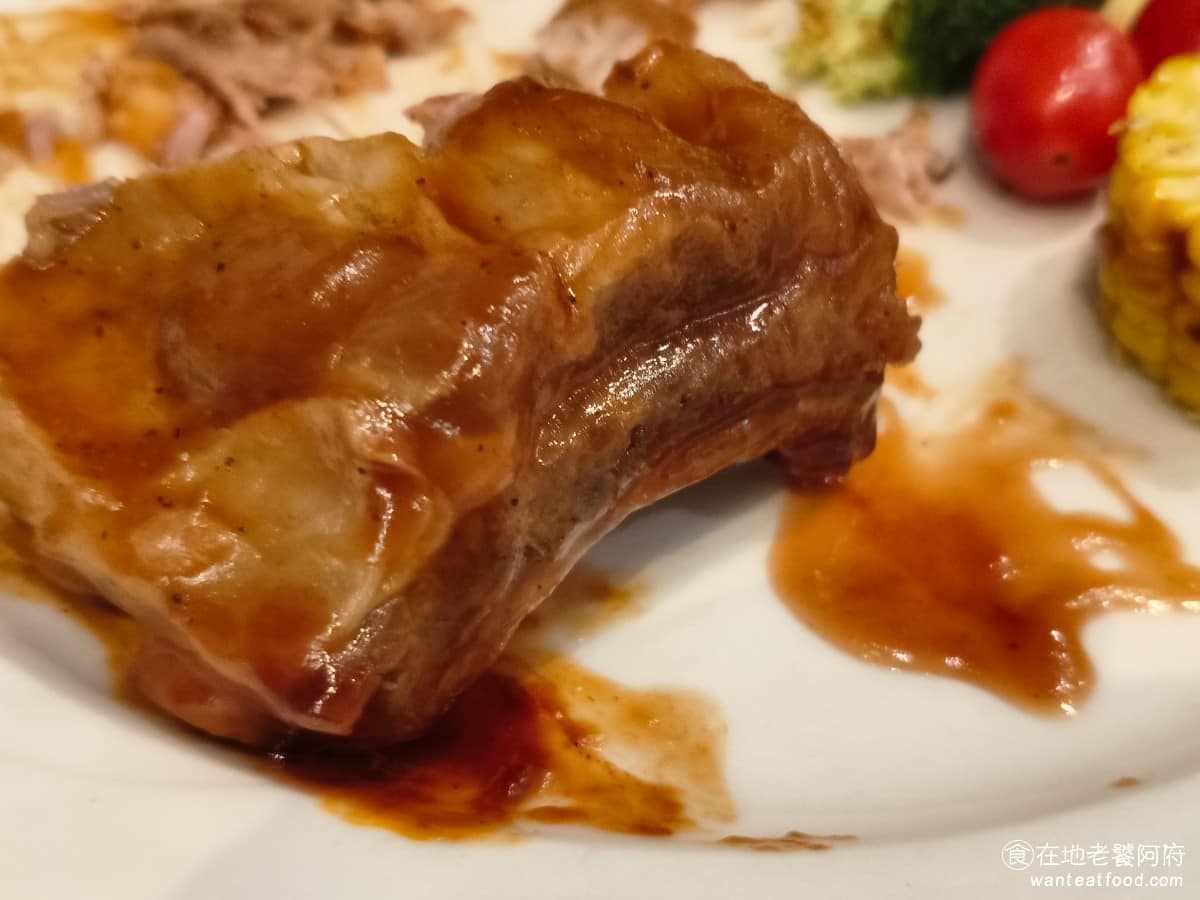 SWENSEN'S 双聖大安店 双聖大安店菜單 双聖大安店推薦 大安區美食 大安美食 大安站美食 ，外皮也烤得完全沒有焦香味，只有滿滿的醬味，吃起來非常容易膩。雖然號稱是招牌，但完全不推薦。 @在地老饕阿府