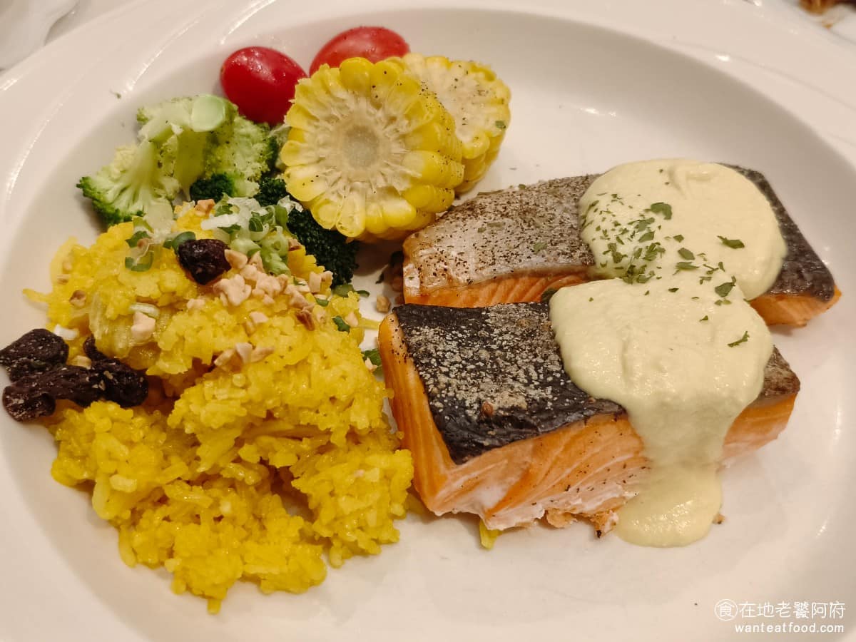 SWENSEN'S 双聖大安店 双聖大安店菜單 双聖大安店推薦 大安區美食 大安美食 大安站美食 鮮烤法式鮭魚 旁邊搭配薑黃飯、花椰菜和玉米薑黃飯，吃起來很清爽，沒有特別的調味，配著吃非常容易飽足。 @在地老饕阿府