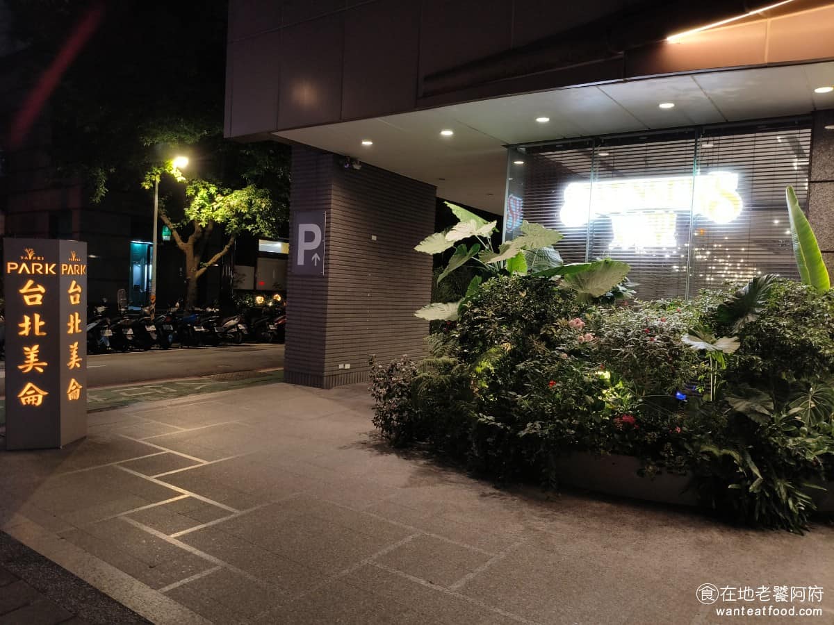 SWENSEN'S 双聖大安店 双聖大安店菜單 双聖大安店推薦 大安區美食 大安美食 大安站美食 《SWENSEN'S 双聖大安店》位於台北美侖飯店一樓，地址在復興南路上，捷運大安站 6 號出口出站即到，走路不超過 1 分鐘，位置非常方便。 2023 年開幕之初，知名YouTuber Jomen拍攝冰淇淋對決影片後，帶動大批人潮前來。 @在地老饕阿府