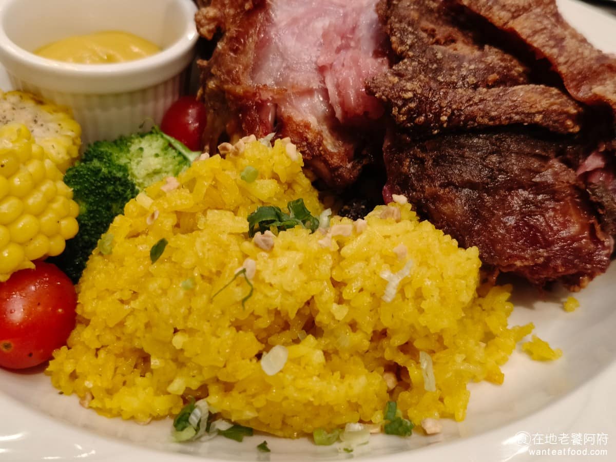 SWENSEN'S 双聖大安店 双聖大安店菜單 双聖大安店推薦 大安區美食 大安美食 大安站美食 旁邊搭配的薑黃飯和酸菜，酸菜吃起來味道微酸，非常新鮮，可以搭配沒有味道的薑黃飯一起吃，非常下飯。薑黃飯則是口感偏乾。 @在地老饕阿府