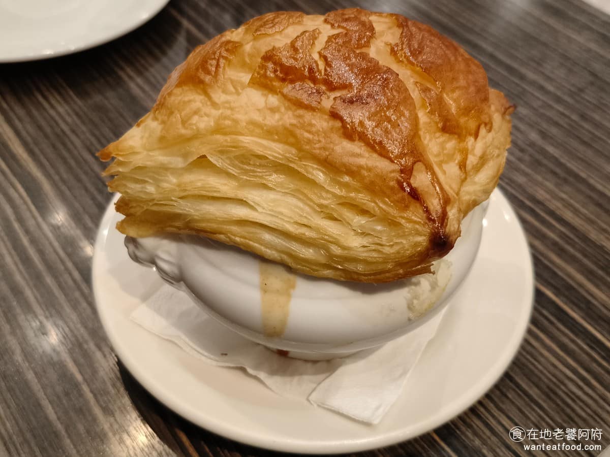 SWENSEN'S 双聖大安店 双聖大安店菜單 双聖大安店推薦 大安區美食 大安美食 大安站美食 每日精選酥皮湯 今天是巧達湯，湯底濃稠料非常豐富，裡面有滿滿的蛤蜊與馬鈴薯，口味偏鹹，喝起來非常夠味。 @在地老饕阿府