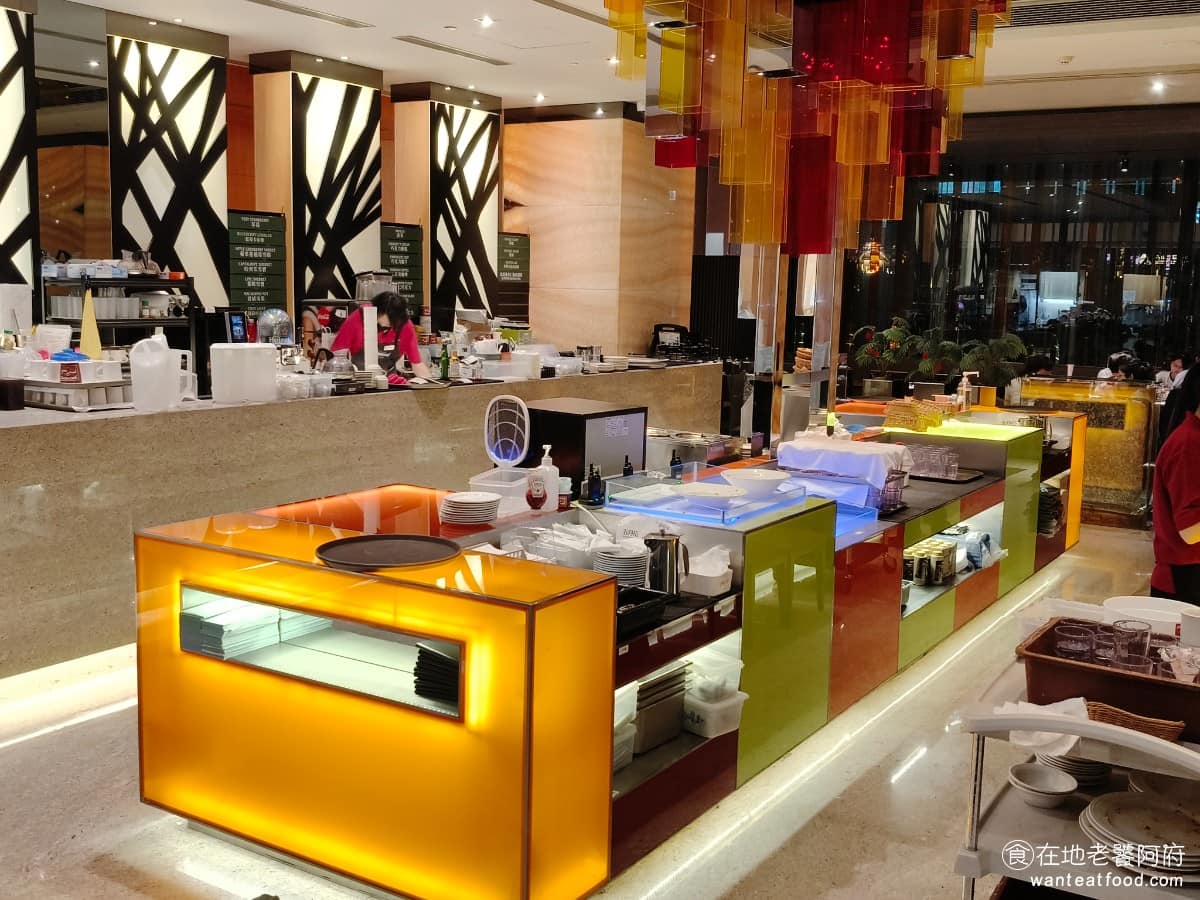 SWENSEN'S 双聖大安店 双聖大安店菜單 双聖大安店推薦 大安區美食 大安美食 大安站美食 之前的民生店，有著彩繪玻璃燈的昏黃木質調空間，電影《美國女孩》，也曾取景於那間店。大安店也延續了老店的風格，同樣具有這彩繪玻璃的裝飾。 @在地老饕阿府
