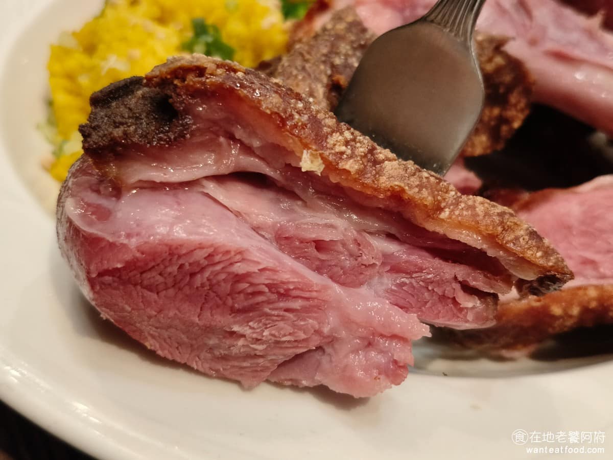 SWENSEN'S 双聖大安店 双聖大安店菜單 双聖大安店推薦 大安區美食 大安美食 大安站美食 豬腳的火候控制得非常好，完全沒有烤過頭，所以豬腳的肉質完全不會硬，幾乎每一塊肉都軟嫩多汁，入口即化，算是很高水準的豬腳。 @在地老饕阿府