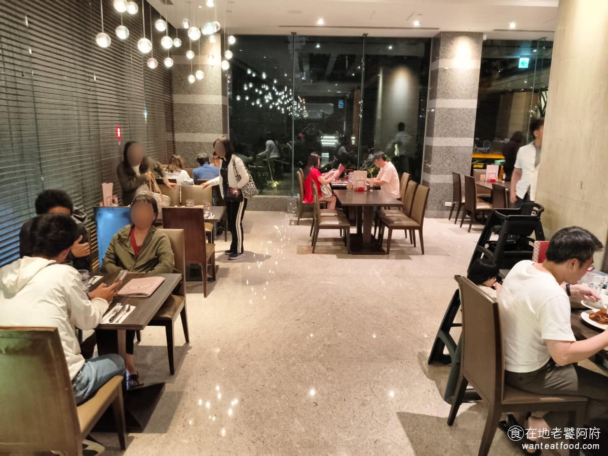 SWENSEN'S 双聖大安店 双聖大安店菜單 双聖大安店推薦 大安區美食 大安美食 大安站美食 大安店整體走飯店一樓風格，挑高空間加上大片落地窗，採光明亮，視線也能延伸到戶外庭園的綠色植栽。比起昔日民生店的復古昏黃調，現在更偏向現代商旅風。 @在地老饕阿府