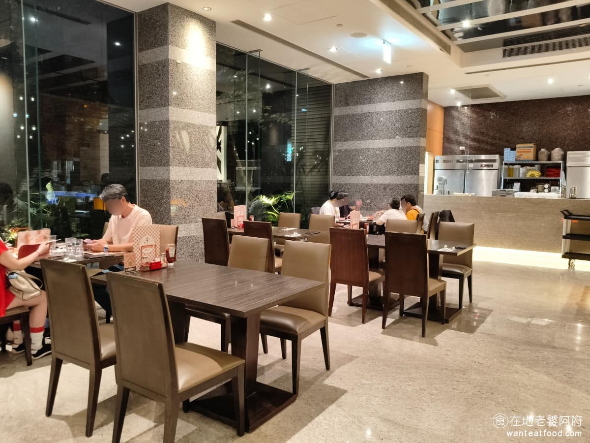 SWENSEN'S 双聖大安店 双聖大安店菜單 双聖大安店推薦 大安區美食 大安美食 大安站美食 座位配置包含沙發區與長桌區（適合多人聚餐），中間區域保留原飯店餐廳的自助餐台設計，整體而言就是標準飯店一樓餐廳的格局，環境整潔舒適。 @在地老饕阿府