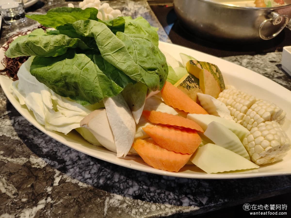 22:02火鍋美麗華店 22:02火鍋美麗華店菜單 22:02火鍋美麗華店推薦 中山區美食 《22:02火鍋》的老闆原本是經營吃到飽火鍋店,後來希望提供客人更好的食材品質,創新品牌,走現在的單點樂活路線,以「有機蔬菜+健康食材」作為核心定位 @在地老饕阿府