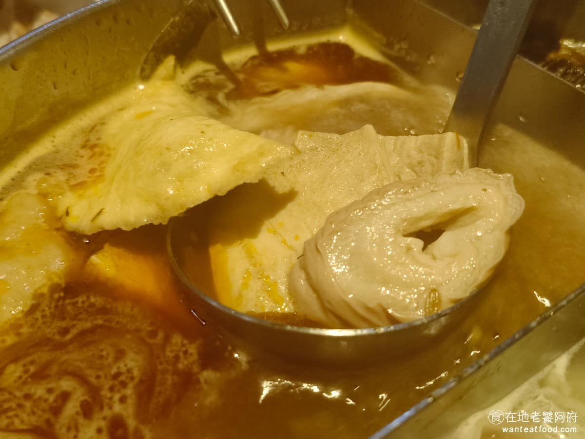 22:02火鍋美麗華店 22:02火鍋美麗華店菜單 22:02火鍋美麗華店推薦 中山區美食 這裡的原味湯底,喝起來味道非常清淡,能喝得到淡淡的海帶香氣,但旁邊的麻辣湯底,味道非常辣,所以反差特別大,一個太清淡,另一個口味太重 @在地老饕阿府