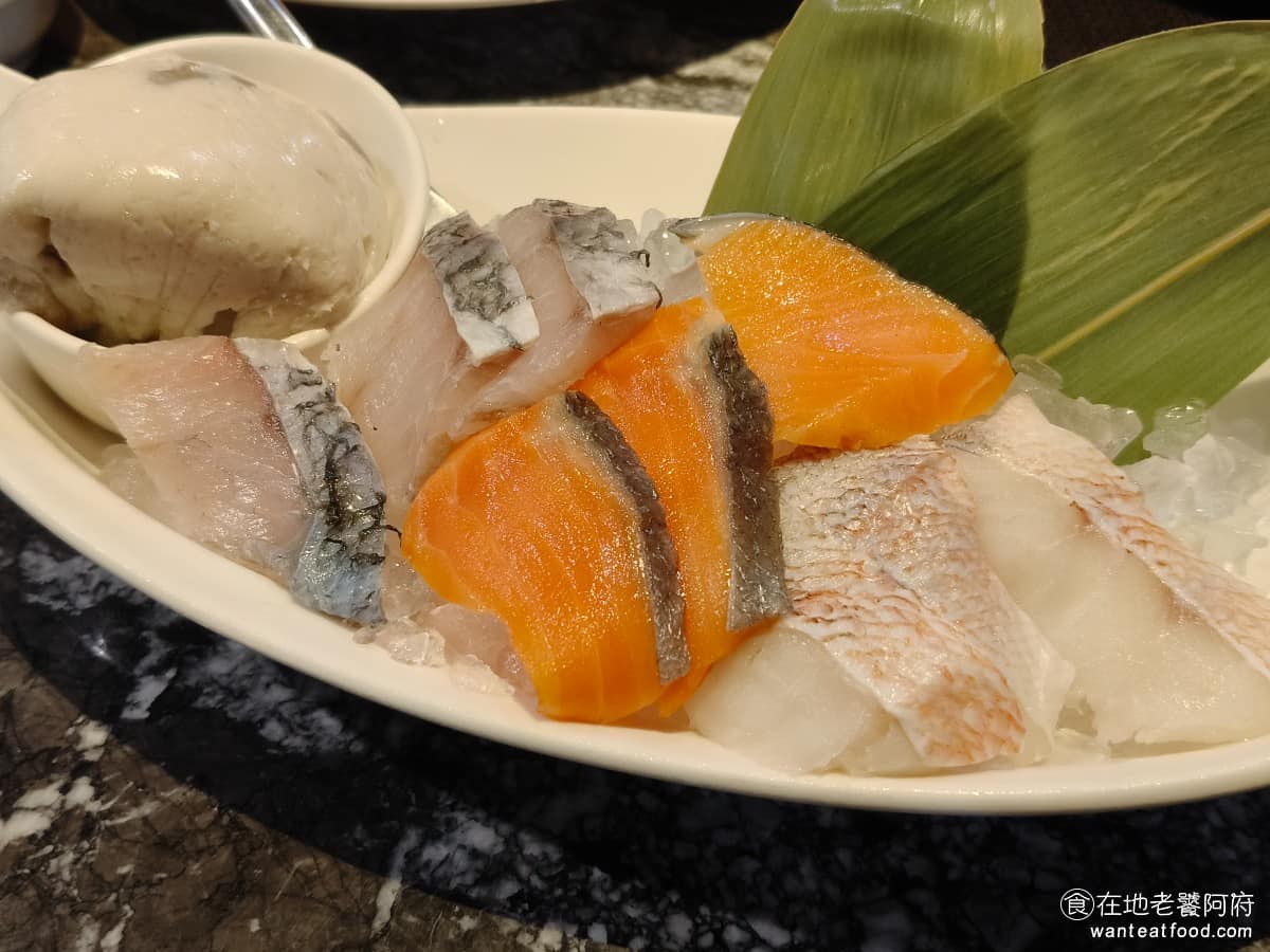 22:02火鍋美麗華店 22:02火鍋美麗華店菜單 22:02火鍋美麗華店推薦 中山區美食 三鱻魚拼 有鮭魚鯛魚和鱸魚片,雖然這裡海鮮類不是主打,但吃起來魚片口感軟嫩,也非常新鮮好吃 @在地老饕阿府